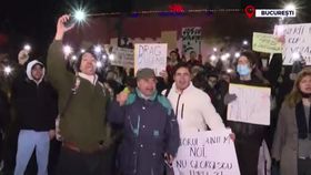 VIDEO Alegerile care scindează România. Sute de persoane au protestat în Piața Universității